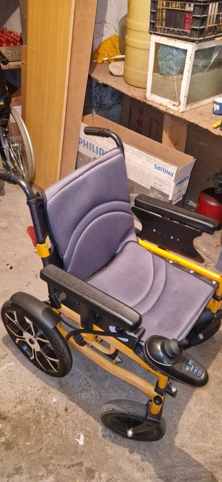 Cărucior electric pentru deplasare persoane cu dizabilități
