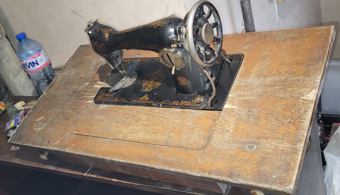 Стара механична шевна машина