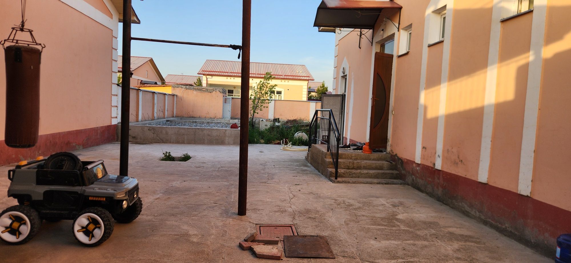 katej 5 xonali jihozlangan uy va tashqaridan 4 xonali poydevor bor