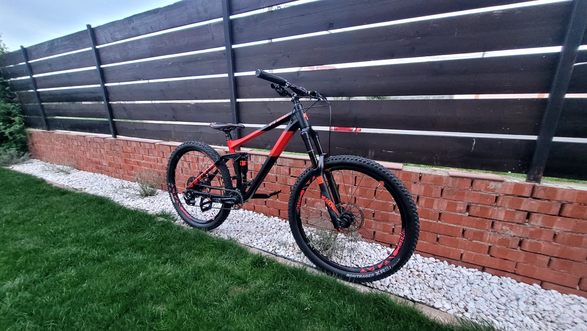 Vând bicicleta full suspension cube stereo race 160 hpa