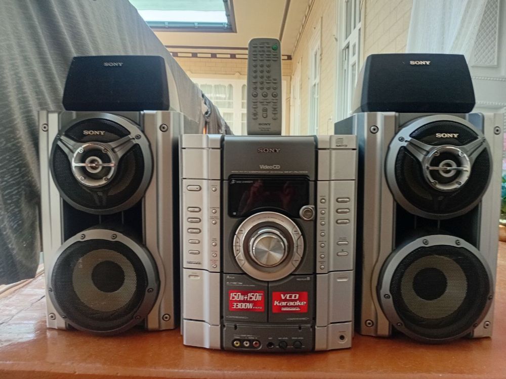 Muzikalniy sentr sony iwledi holati yangide pulti bor 4ta kalonkali&.