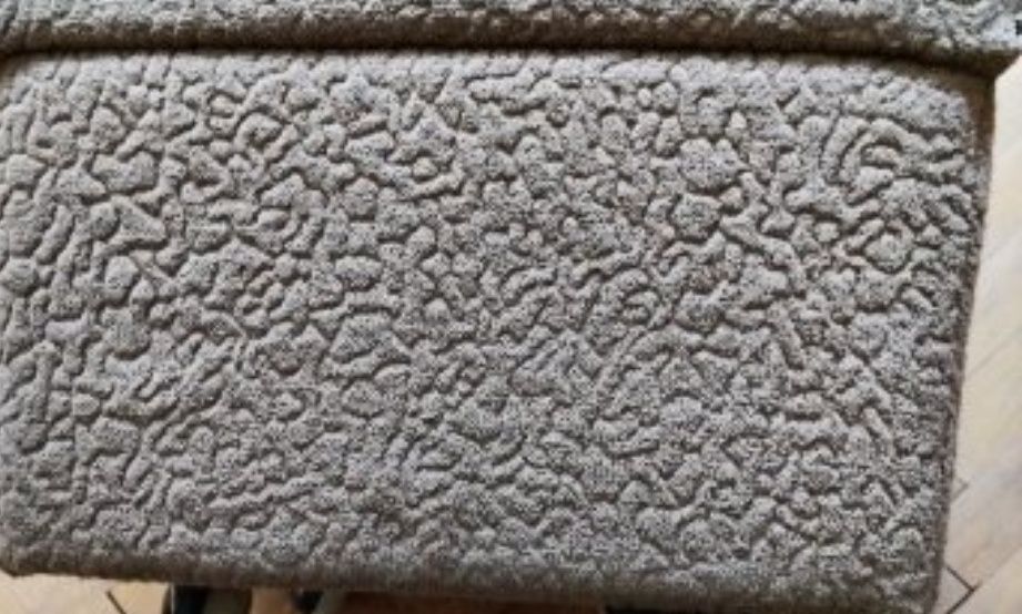 Табуретки - два броя.