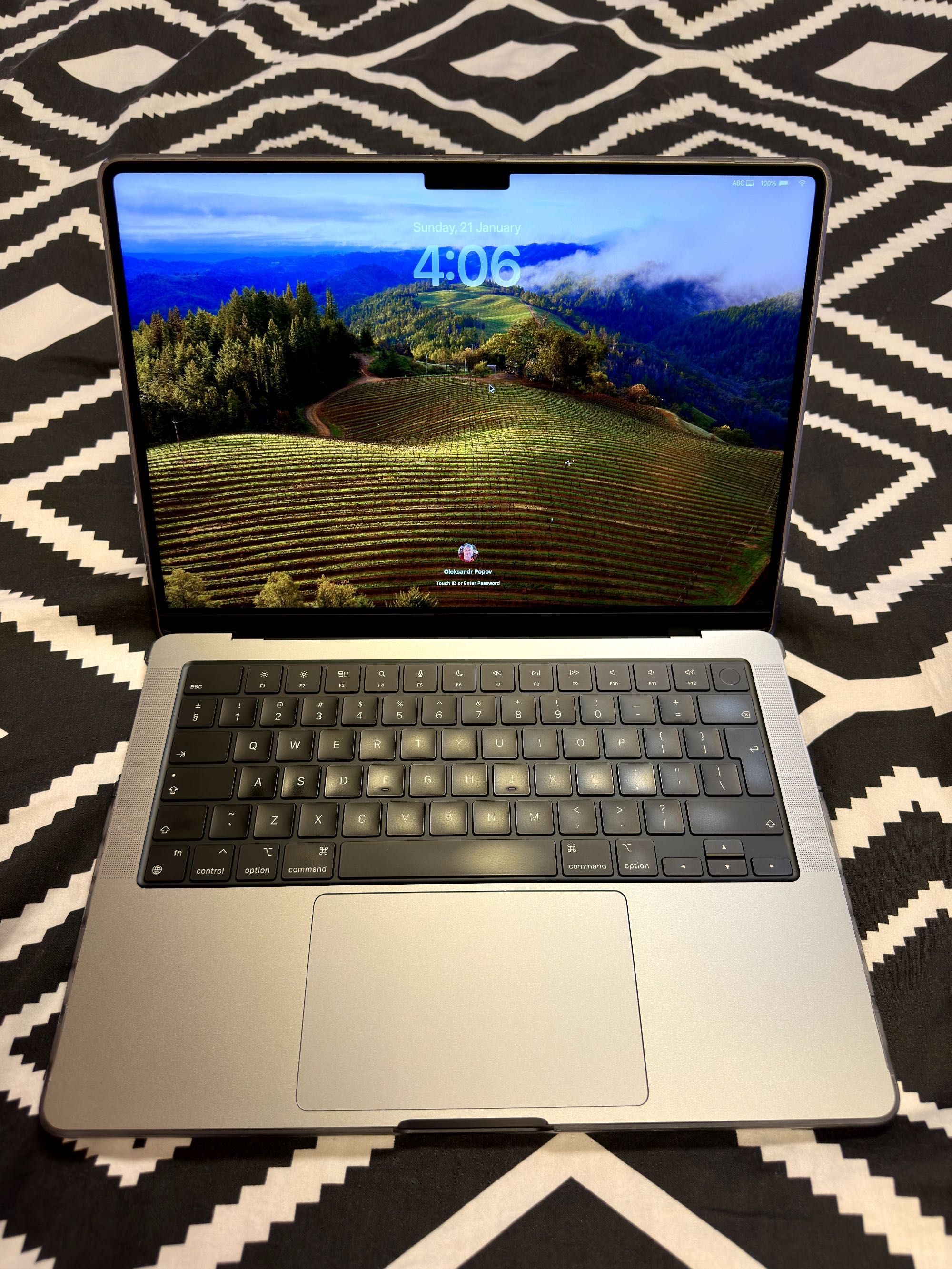 Лаптоп Macbook Pro 14 M2 Pro 2023 512GB в гаранция, като нов