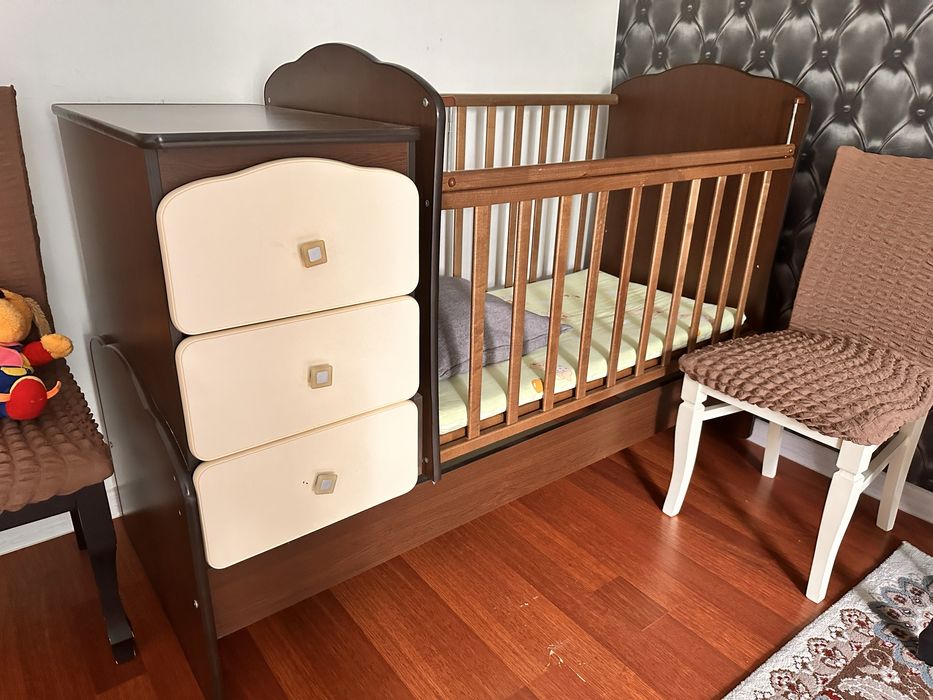 Продам детскую кровать с маятником