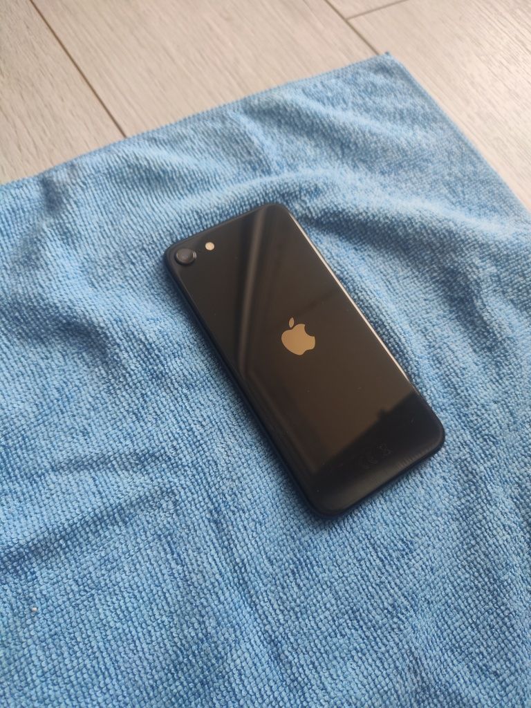 Телефон iPhone se 2020
