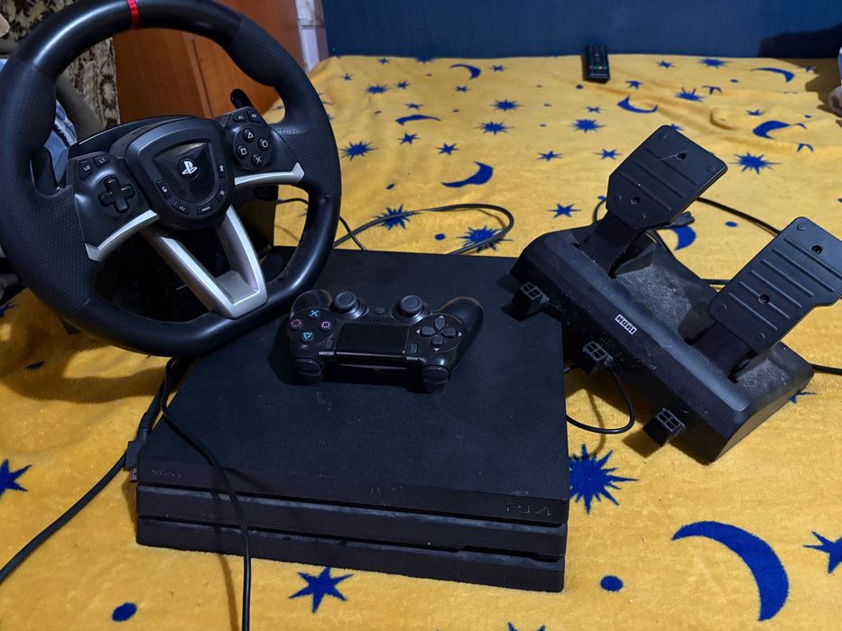 Ps 4 pro 1TB cu 2 jocuri fifa 21 si gta5 volan de gaming aproape nou.