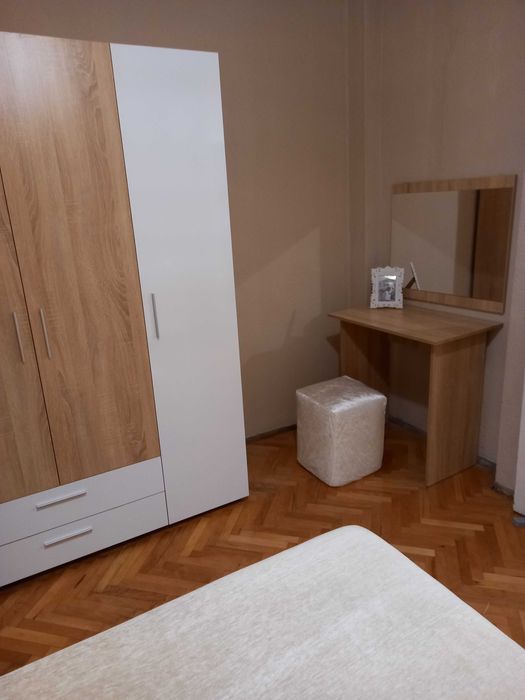 Под наем тристаен обзаведен и оборудван в идеален център на Добрич