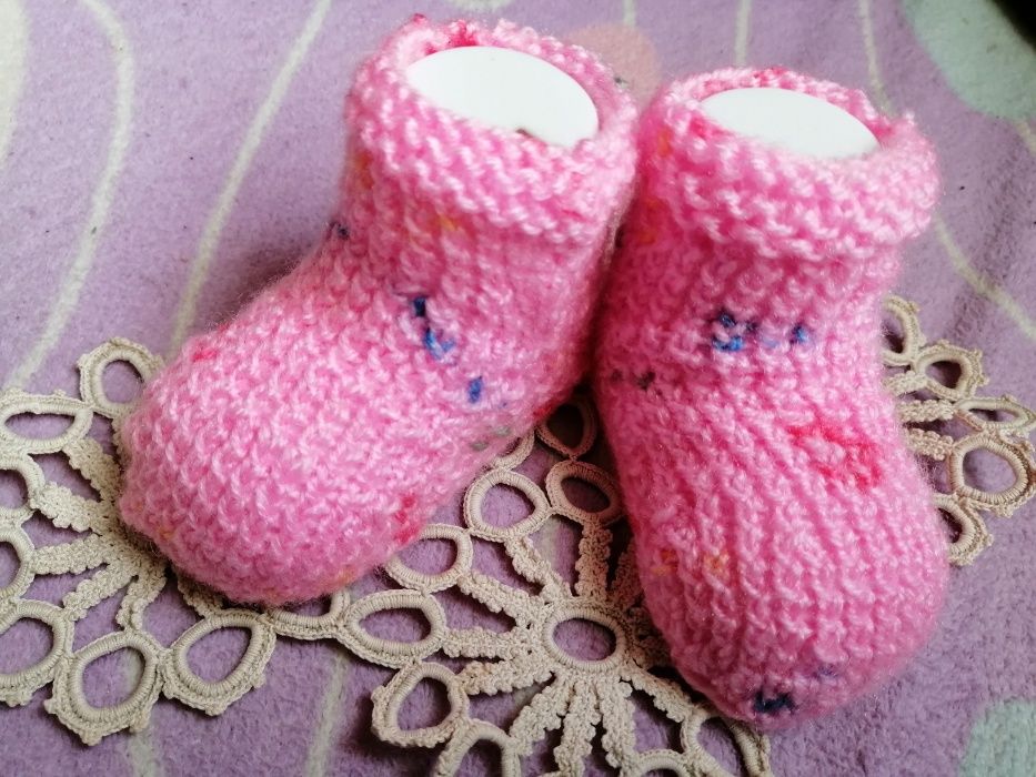 Бебешки безшевни чорапи ръчно плетени различни цветове
