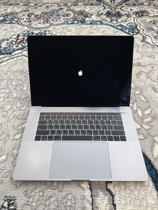 Macbook Pro 15 inch core i7 16/256