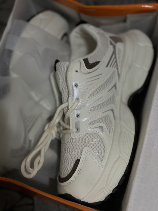 Продам кроссовки 5000 новые