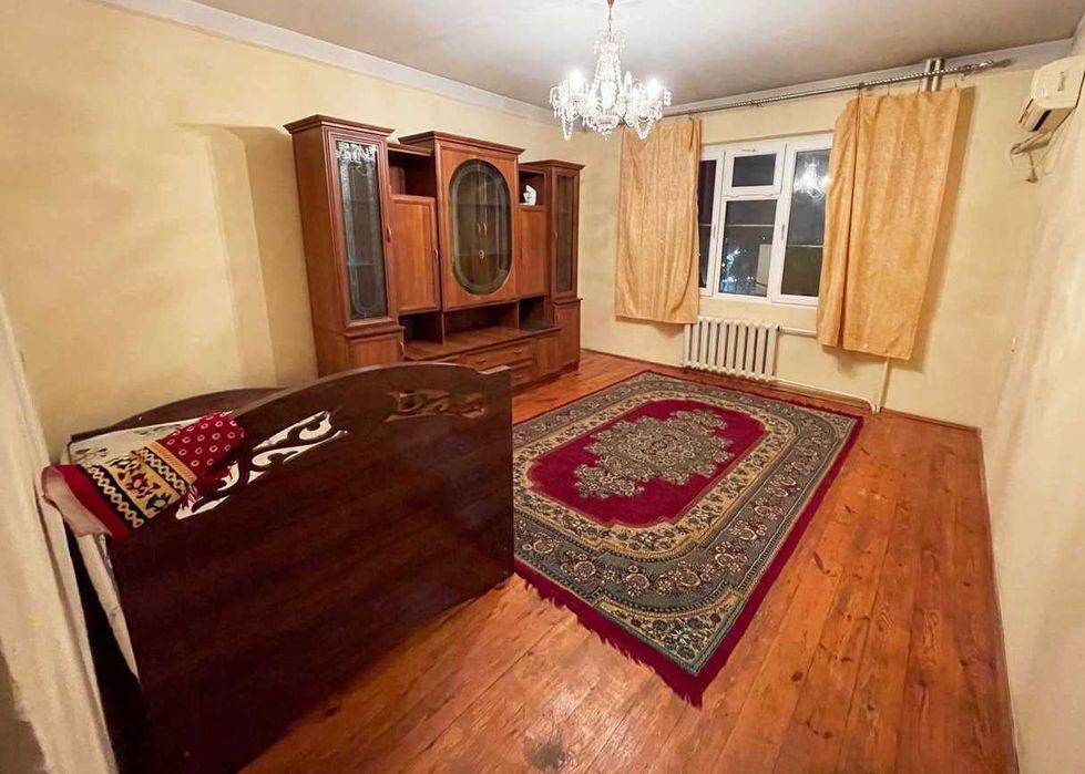 Себзор дахасида Гофур Гулом метрога якин тартибли инсонларга безмаклер