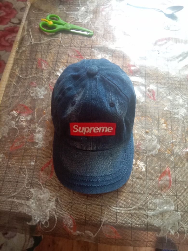 Кепка для девочки supreme