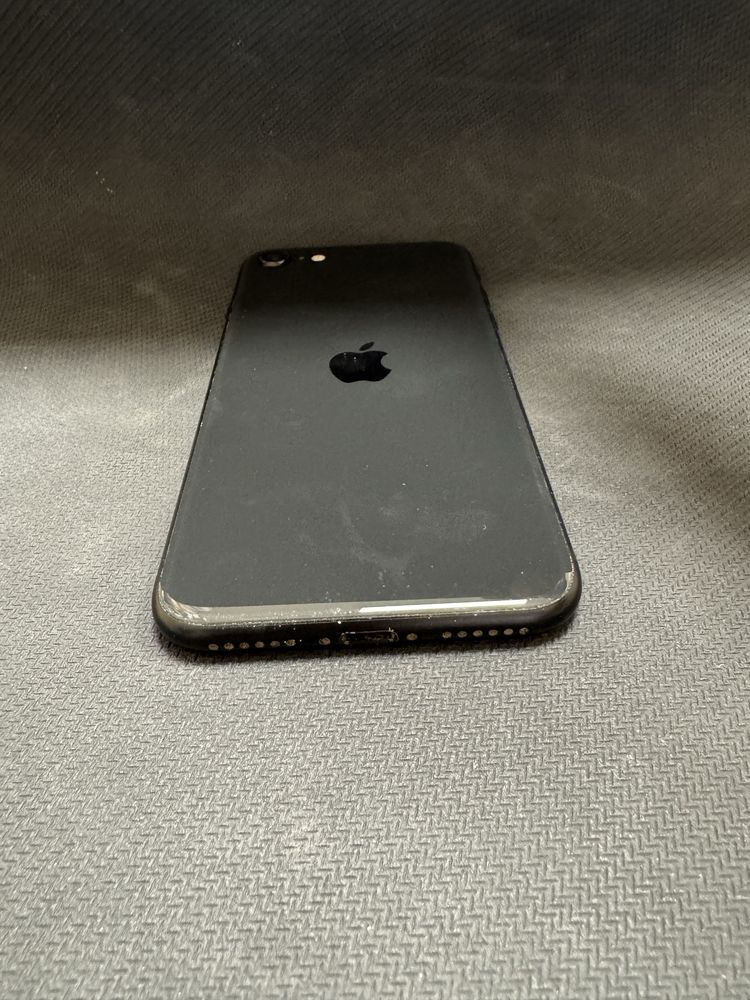 iPhone SE (2020) 128gb - заключен с iCloud, в отличен външен вид