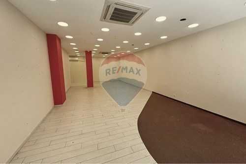 Дава се под наем Магазин в Шумен, Център - 82 кв.м за 1300 € - Снимка #1