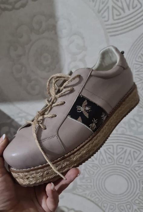 Кроссовки, женские