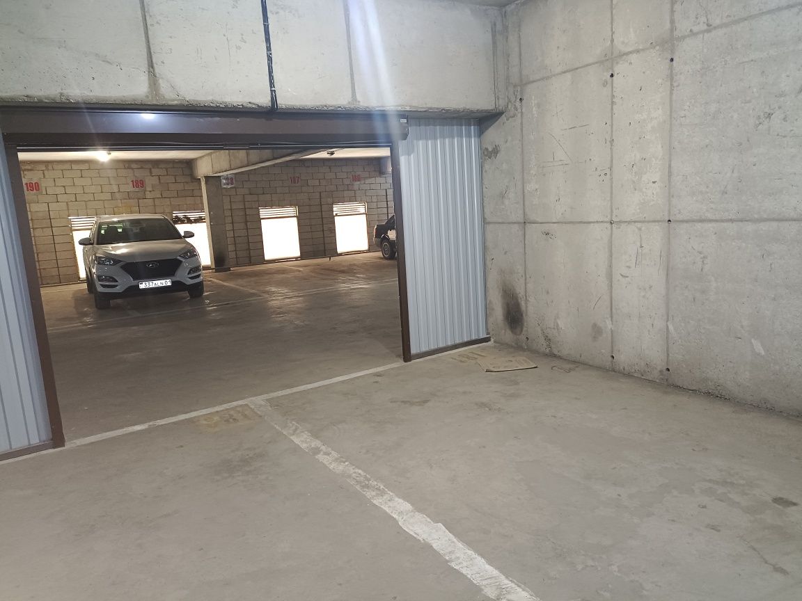 2 парковочных места , закрытые в один большой гараж
