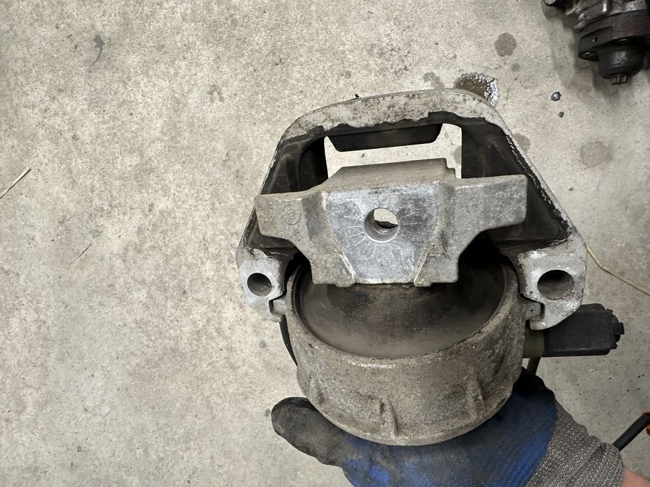 Тампон двигател Audi 4G A6 A7 3.0TDI ауди 4г а6 а7 3.0тди ляв десен