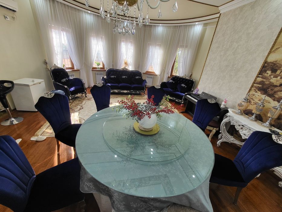 Стол кпуглый стекляный