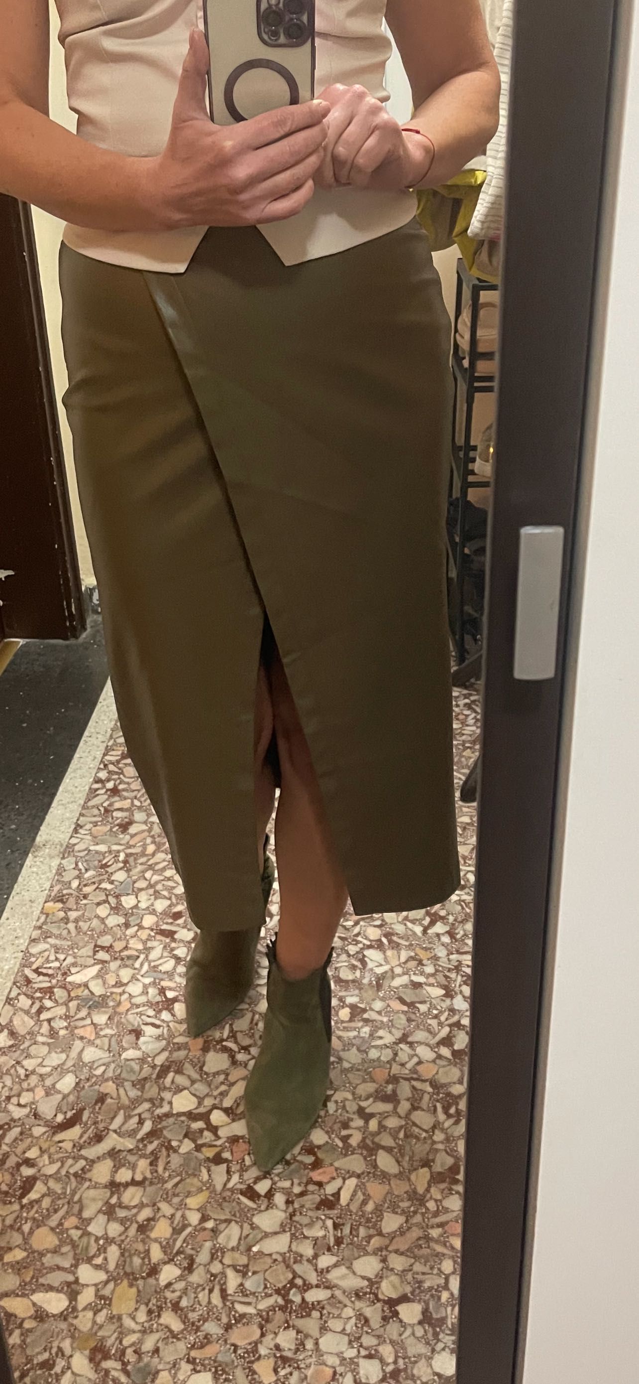 нова пола Zara размер М
