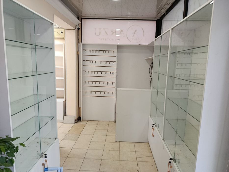 Продаются Шкафы стеллажи для магазина
