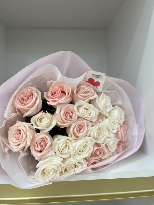 Свежие букеты розы и хризантемы