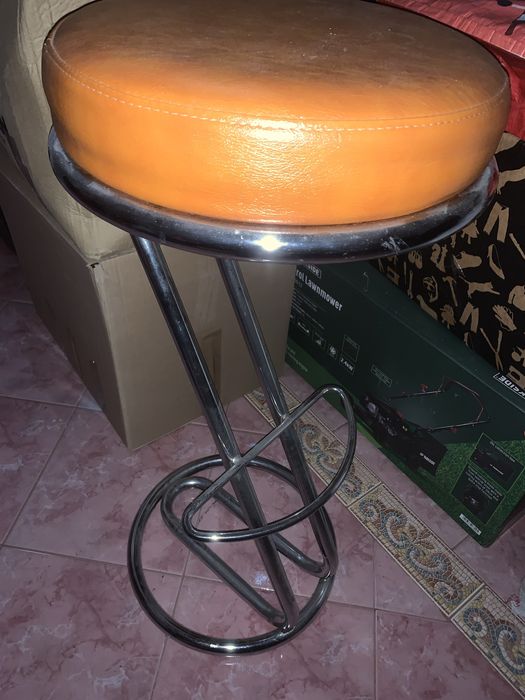 Vand set dulap, comoda si oglinda, rafturi, cuier si 2 scaune bar