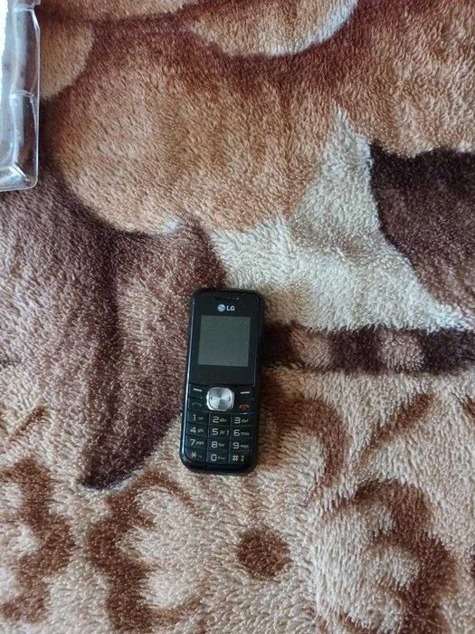 Vând telefoane mobile diferite.