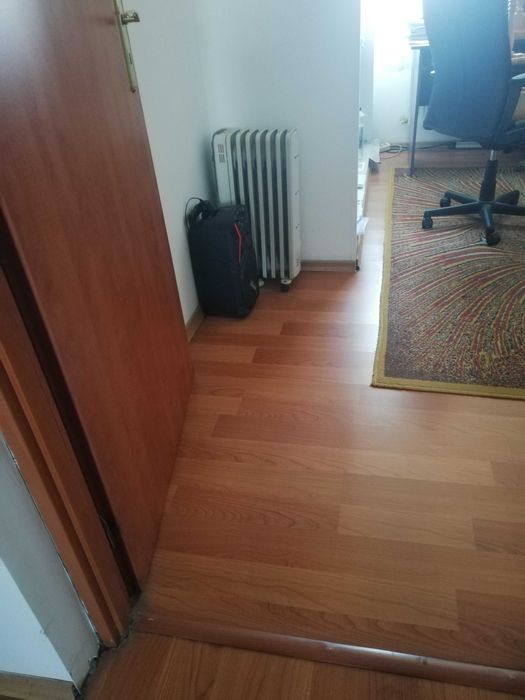 Vând apartament la casă