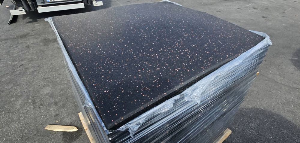 Гумена/Каучукова фитнес настилка 100x100x2 см-черна с червени пръски