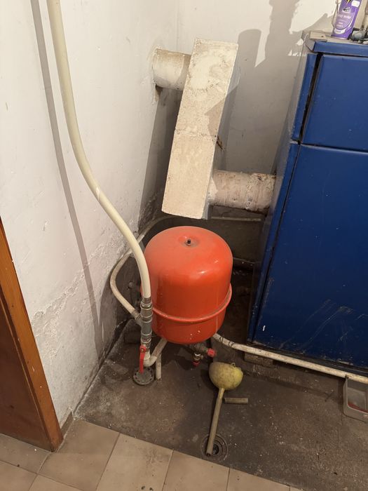 Нафтова инсталация за отопление -котле и съд за съхранение н нафата .