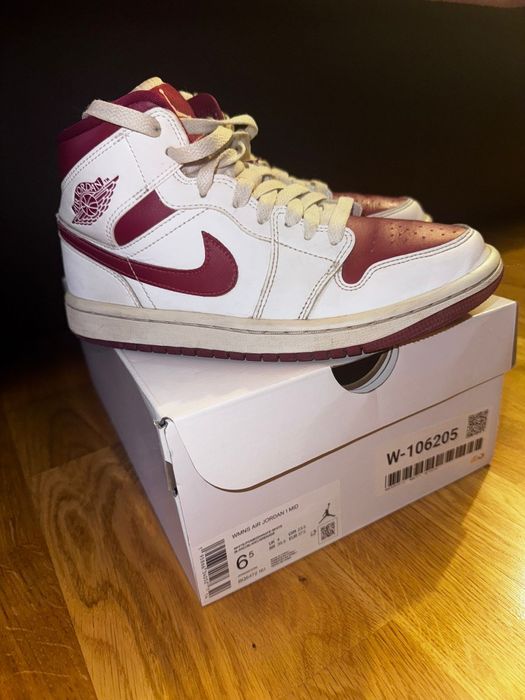 Jordan one mid reverse