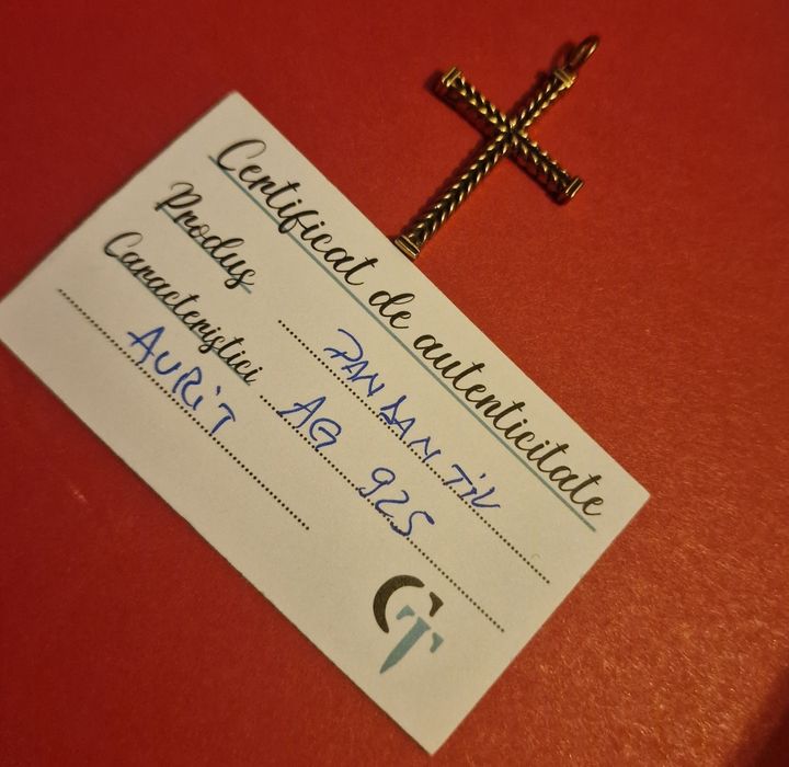 Piercing de buric si cruciulita