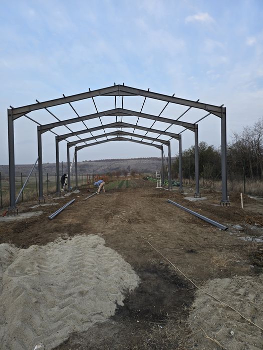 Vand hale metalice complete. Sau pe componente 
Deschidere de 6 metri