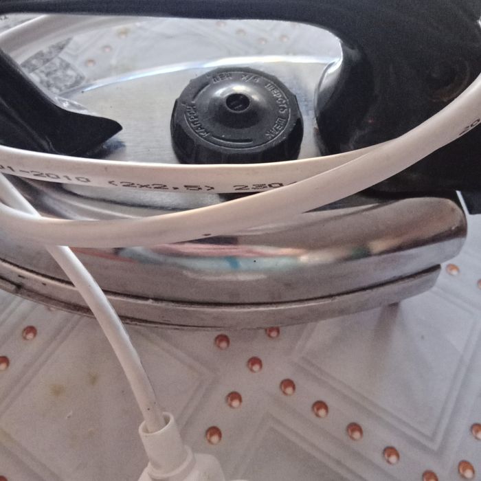 Продам  утюг советский 5000т. Подставка под утюг 2000т. Р-н ДепоЛоком.