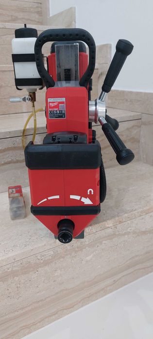 Masina de carotat cu talpa magnetică Milwaukee