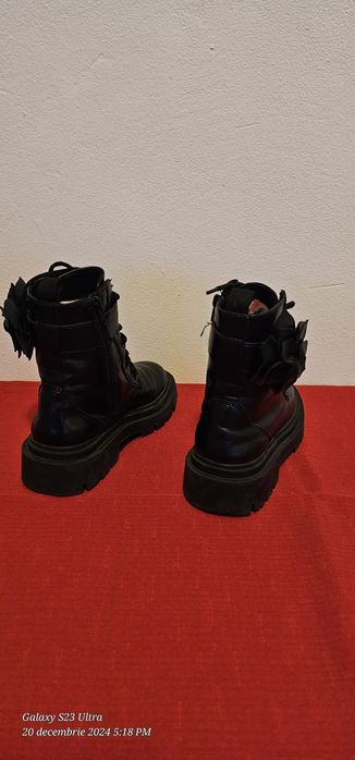 Bocanci copii fata piele de la Zara marimea 31