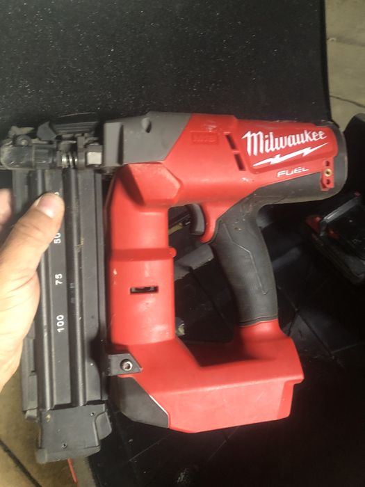 Pistol cuie Milwaukee cu 2 baterii