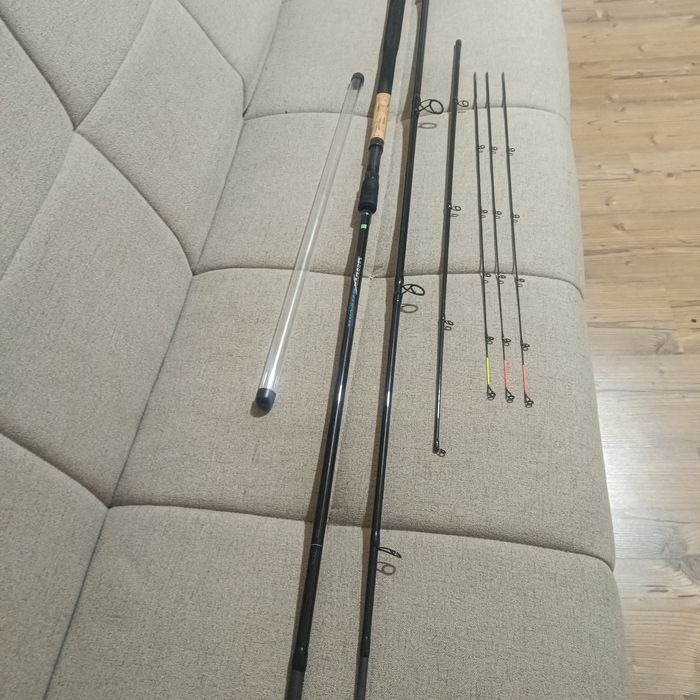 Vând feeder preston monster 4m