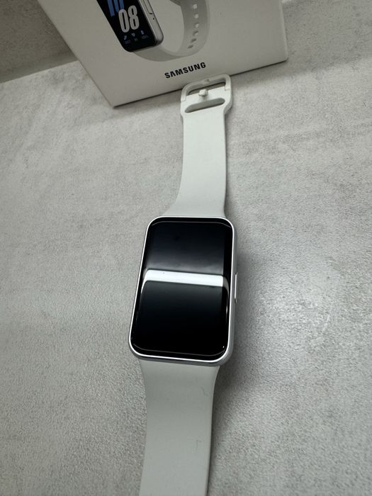 НОВА! Фитнес гривна Galaxy Fit3 бяла