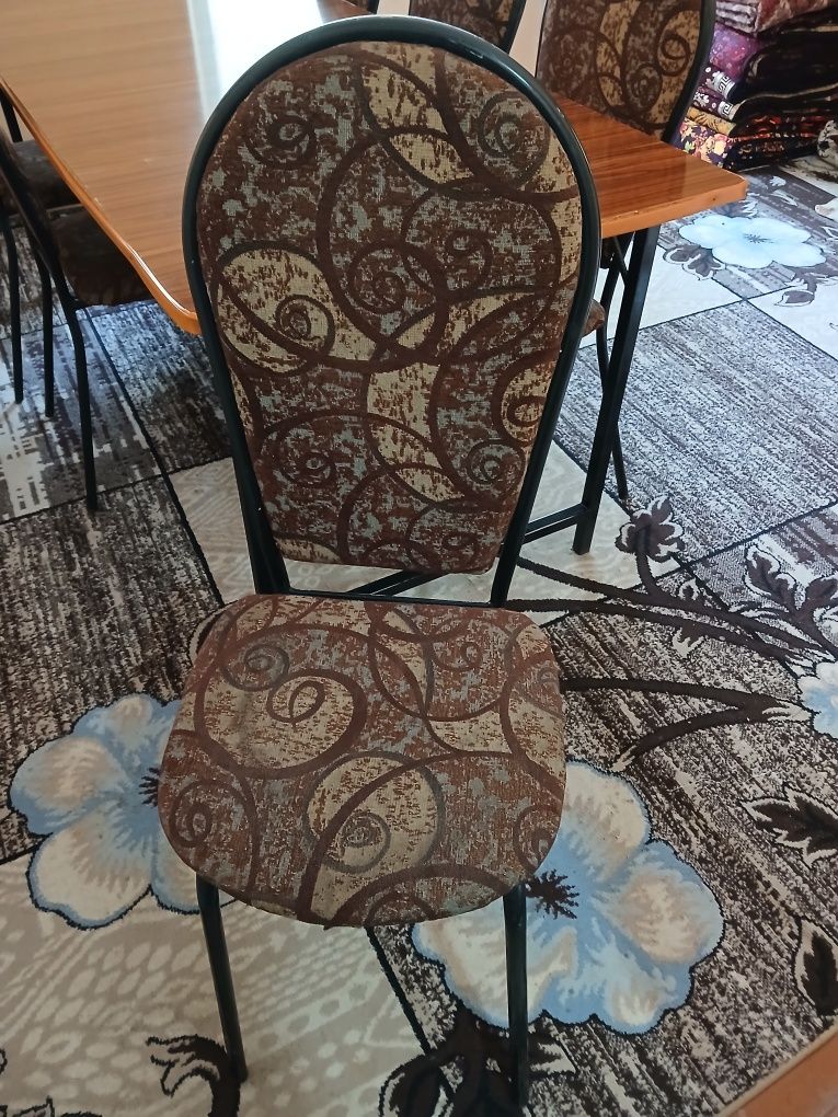 Ofis va oshxona uchun moʻljallangan stol stul sotiladi