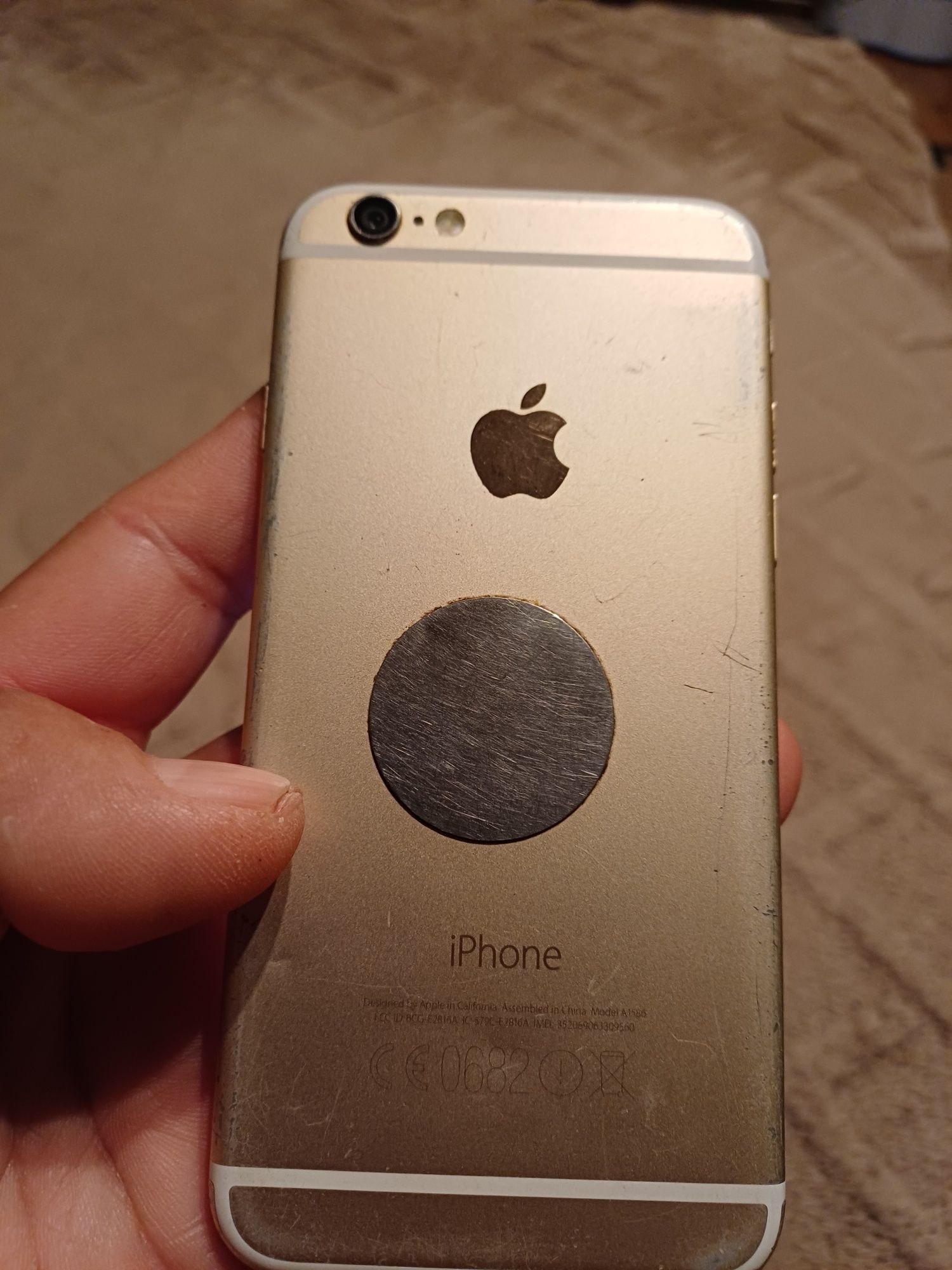 Vând iPhone 6 gold in stare buna