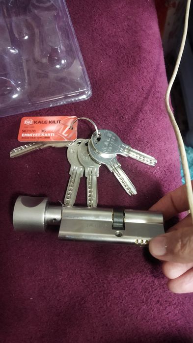 Дверной замок фирменный,цилиндровый механизм