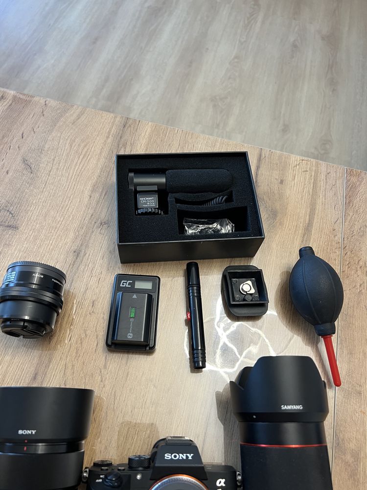 Sony A7 III + два обектива и микрофон ( като нов )