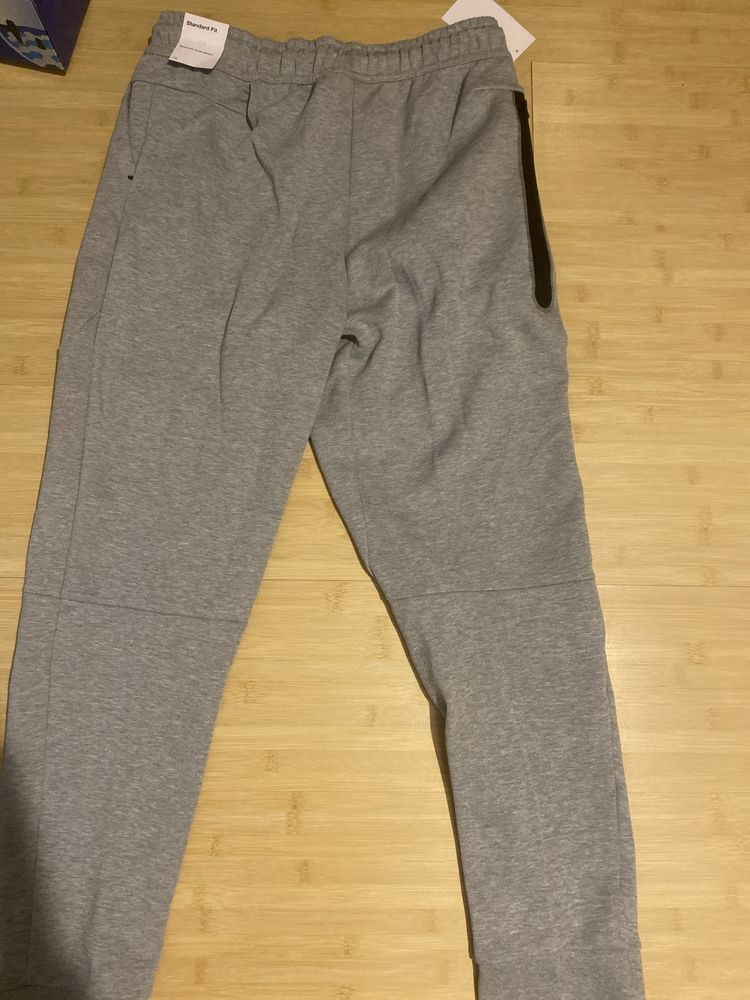 Pantaloni Nike Tech