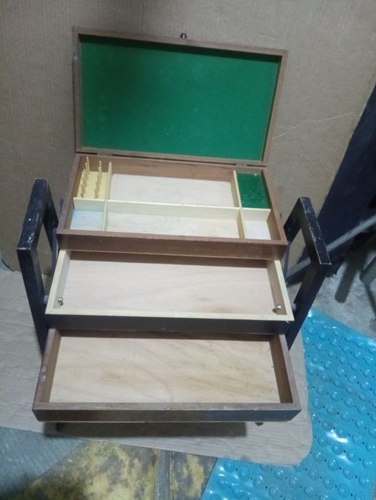 Etajera veche pentru bijuterii machiajuri ceasuri