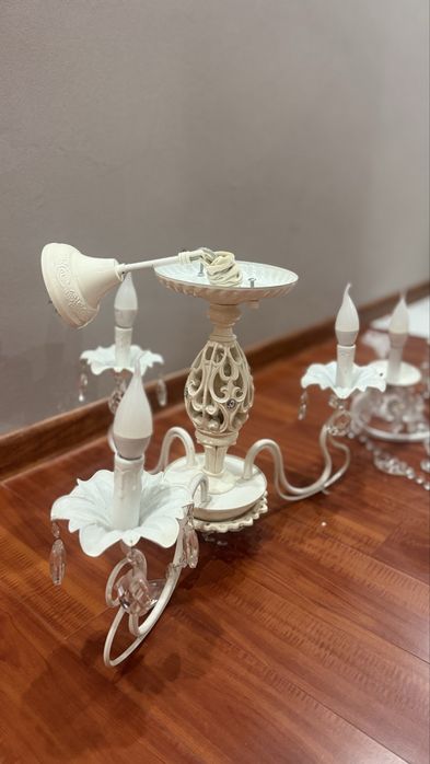 белая металлическая люстра с хрустальными подвесками.  2 ед