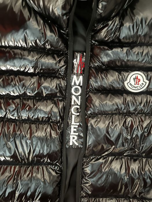 Moncler Черен лъскав Елек с качулка