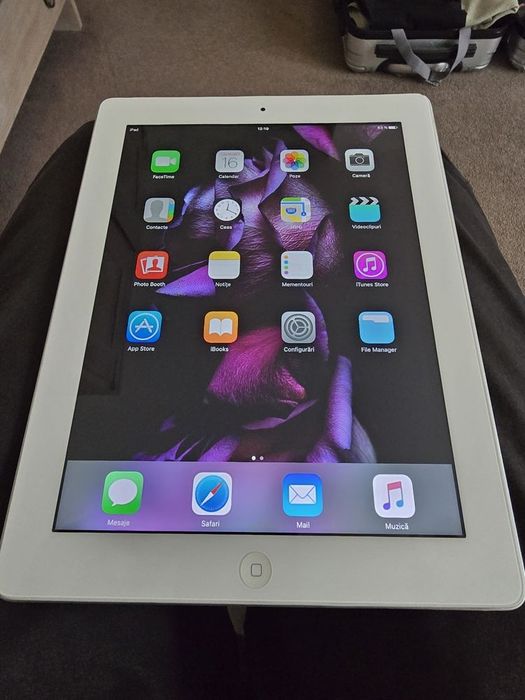 Vând ipad cu încarcatorul original