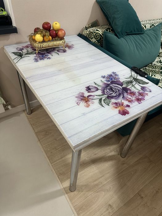 Раздвижной стол со стульями