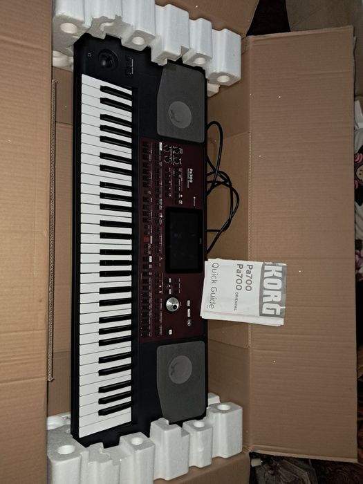 Vând Korg PA700 NOU.